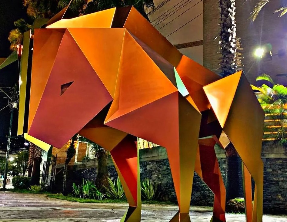 Miguel Prypchan's geometric sculpture symbolizes the desire to excel that all Venezuelans have