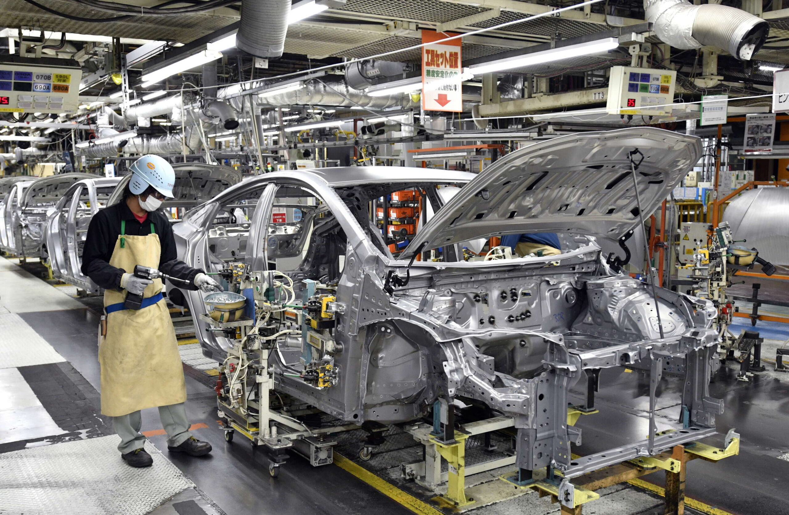 Escasez de semiconductores aplasta metas de producción de Toyota