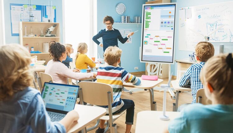 Francia veta versiones gratuitas de Microsoft Office 365 y Google Workspace en escuelas