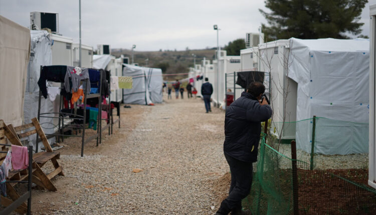 El alcalde, Eric Adams, firmó una orden ejecutiva que suspende una legislación que permite a las familias que soliciten asilo ser reasentadas en albergues