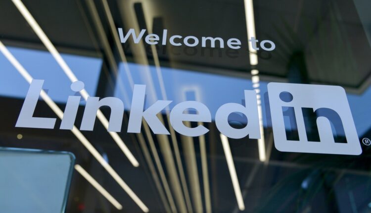LinkedIn recortará 716 empleos y cerrará su app para China