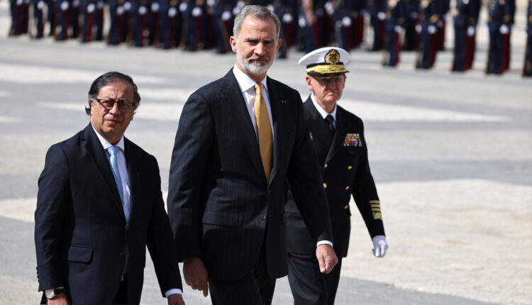 El presidente de Colombia fue recibido por el Rey Felipe VI y por el presidente del gobierno de España, Pedro Sánchez