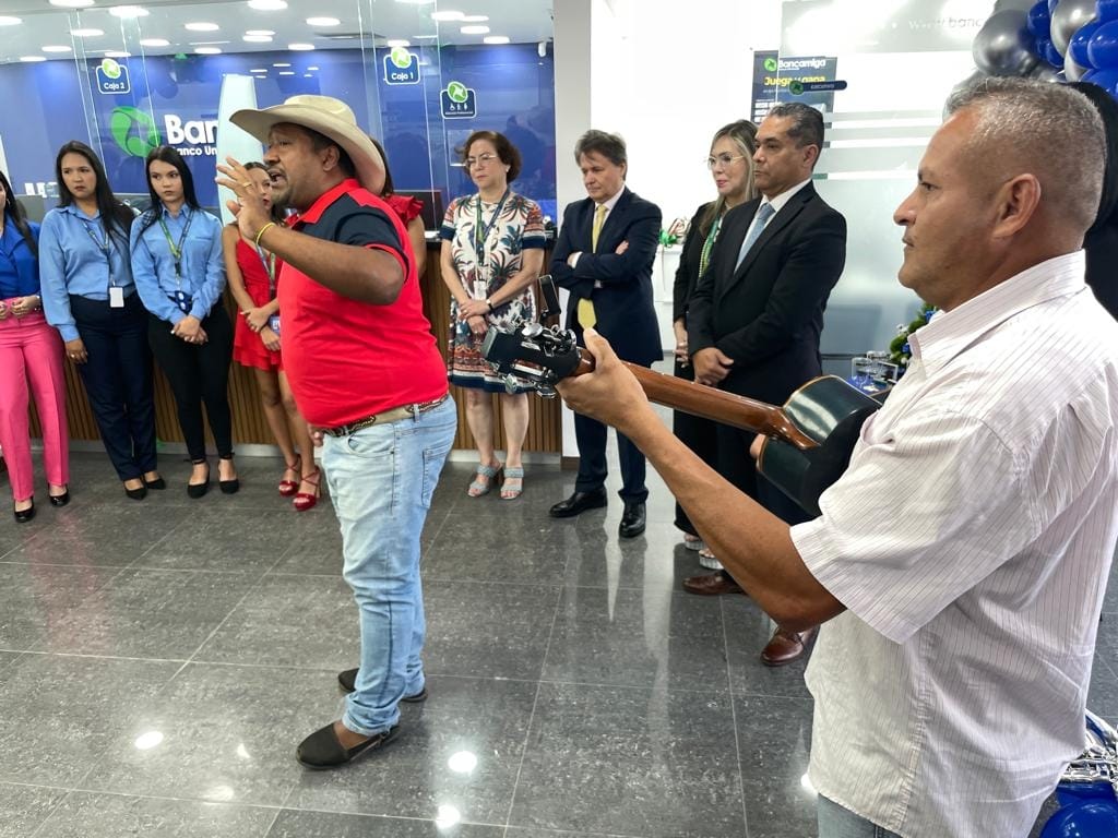 Music, singing and popular culture were present at the inauguration of the new Bancamiga agency