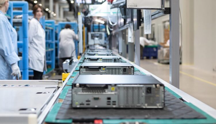 Primera fábrica propia de Lenovo en Europa cumple un año