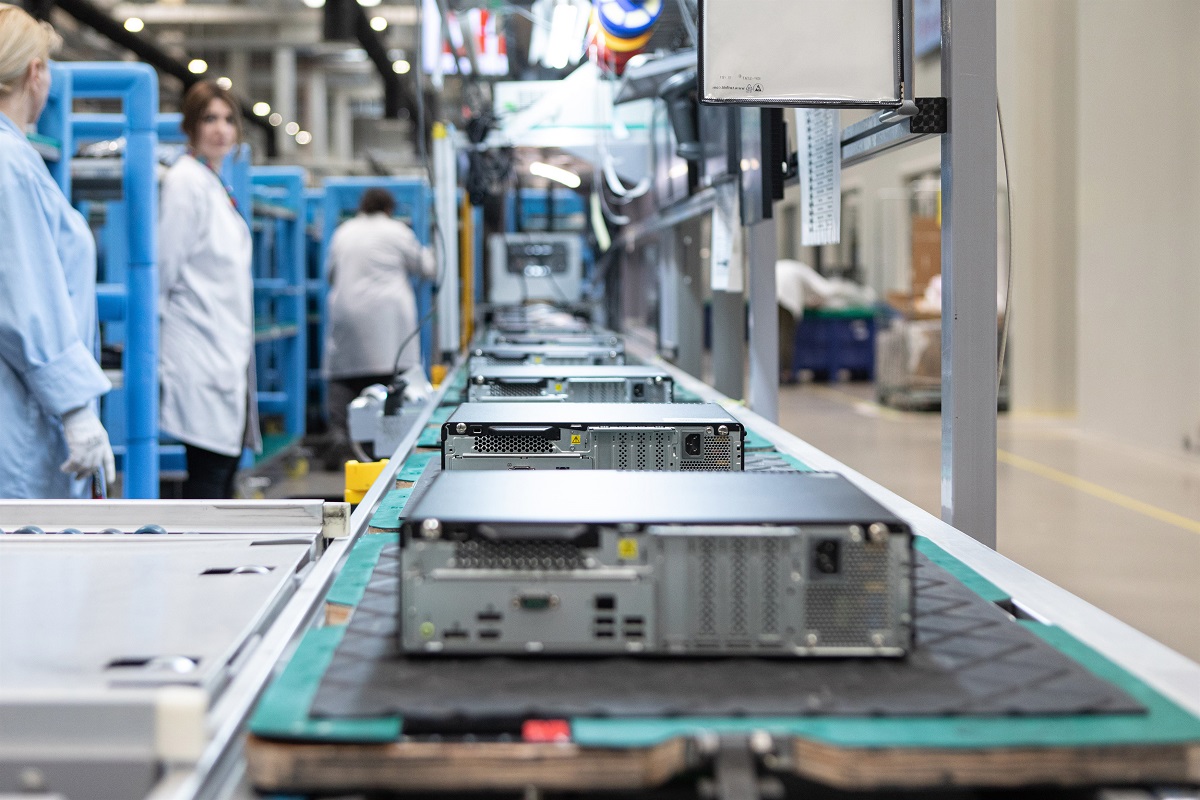 Primera fábrica propia de Lenovo en Europa cumple un año