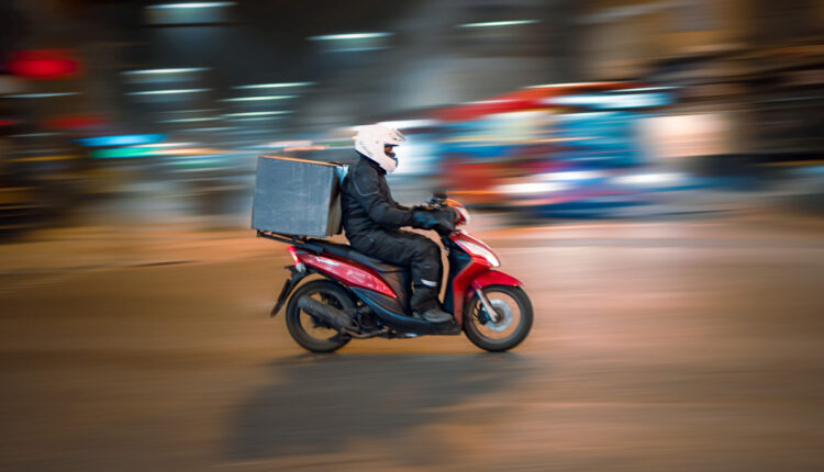 Los repartidores de comida de distintas aplicaciones ahora percibirán 17,99 dólares la hora en Nueva York