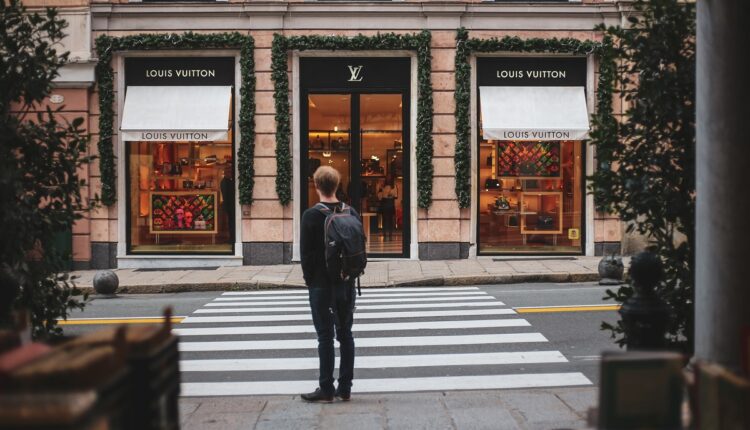 Louis Vuitton prepara NFT de productos físicos de lujo