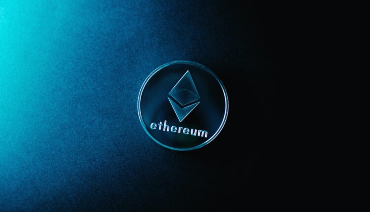 La plataforma de criptomonedas FTX busca reabrir bajo nueva dirección después de su colapso debido a un escándalo y acusaciones de fraude