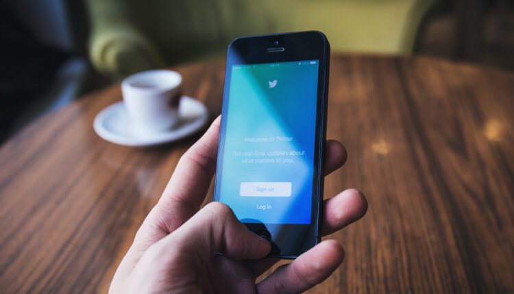 El dueño de la red social aseguró que seguirá los lineamientos impuestos por la ley europea