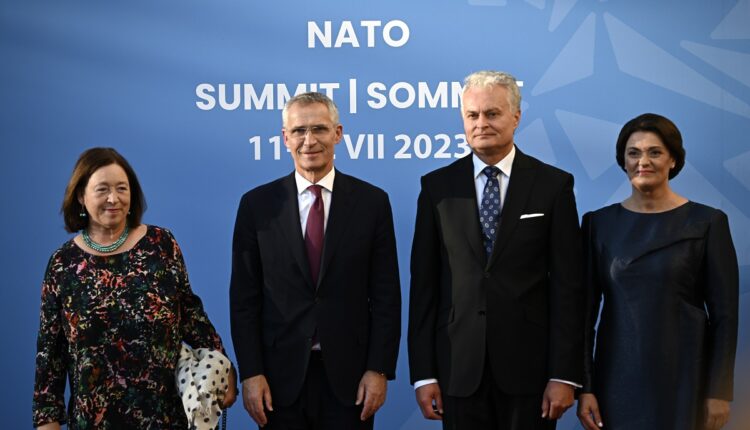 Líderes de la OTAN prometen invertir al menos 2 % del PIB en defensa