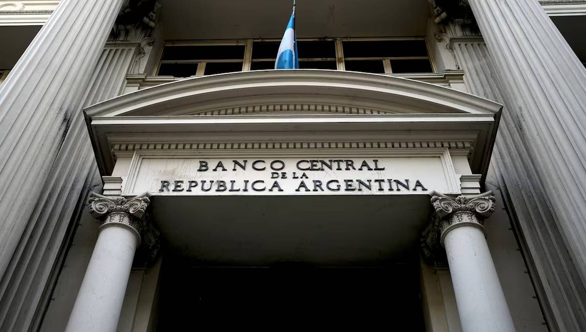 Peso argentino se devalúa luego del triunfo de Milei en las primarias