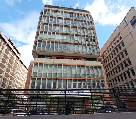 La Internacional de Seguros ocupa el puesto #4 del ranking de «empresas del mercado asegurador venezolano, según primas cobradas» (Edificio sede en la Avenida Libertador, Caracas)