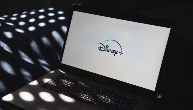 El CEO Bob Iger, comento que han venido enfrentando desafíos a corto plazo, entre ellos la pérdida de suscriptores