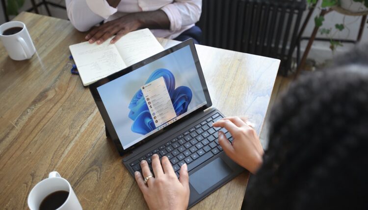 Microsoft desarrolla portátil de bajo costo Surface Laptop Go 3