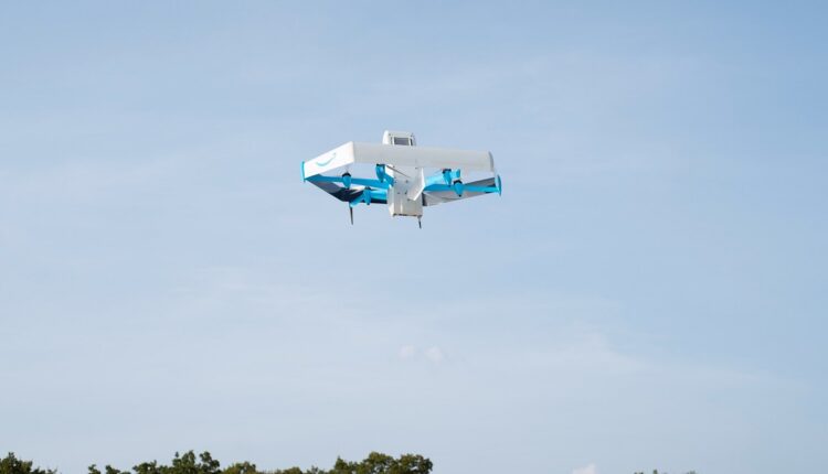Las entregas de Amazon en Reino Unido e Italia comenzarán a realizarse con drones en 2024, según indicó la empresa este miércoles
