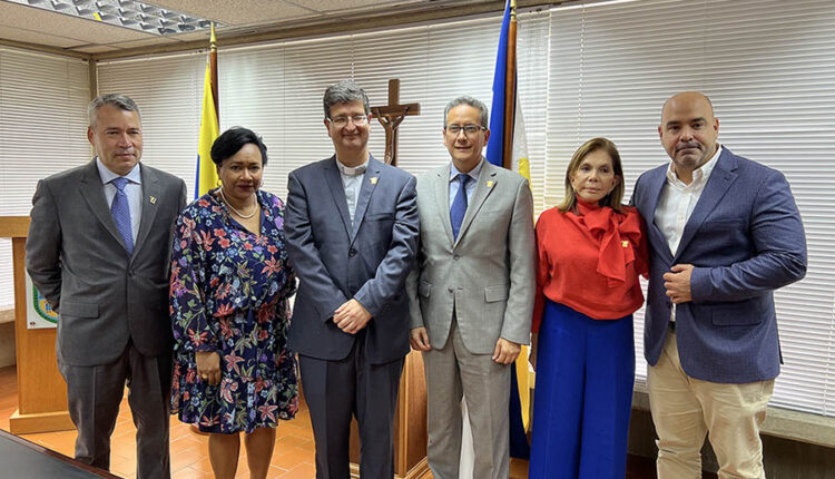 Como parte del acuerdo, Bancamiga entregó un servidor especializado para la formación de los estudiantes, patrocinará la Feria del Libro de Oeste de Caracas. Además, el Centro de Emprendimiento de la UCAB respaldará la publicación de un manual para emprendedores que adelanta el banco