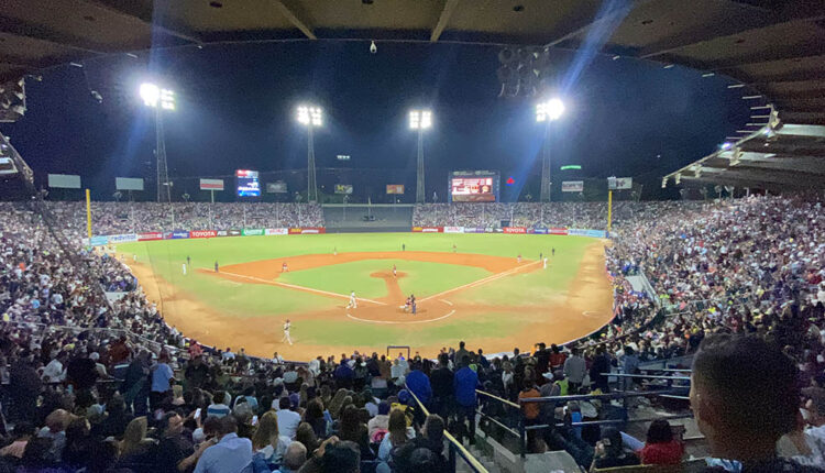 La temporada de béisbol venezolano que arranca este sábado trae sorprendentes bondades tecnológicas para los abonados de Leones del Caracas y Águilas del Zulia. Los Tiburones de La Guaira también tendrán el acompañamiento tecnológico de Bancamiga