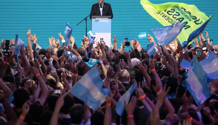 El ministro de economía actual de Argentina, Sergio Massa, enfrentará al candidato ultranacionalista, Javier Milei, en una segunda vuelta para la presidencia en 30 días