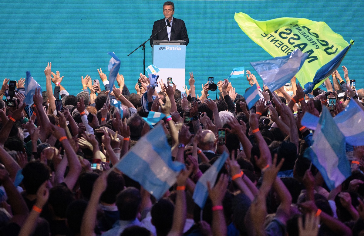 El ministro de economía actual de Argentina, Sergio Massa, enfrentará al candidato ultranacionalista, Javier Milei, en una segunda vuelta para la presidencia en 30 días