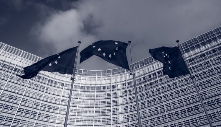 El próximo 1 de noviembre inicia la fase de preparación para un posible euro digital según indicó el Banco Central Europeo. Se estudiarán aspectos como marco legal, regulatorio, proveedores, tecnología e infraestructura