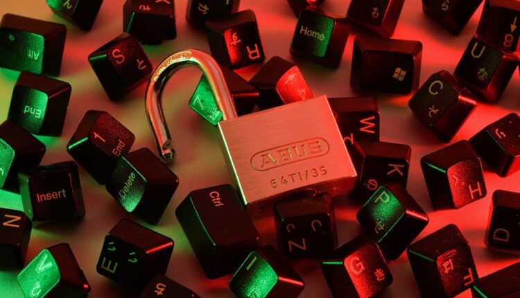 El acelerado desarrollo de la Inteligencia Artificial también ha abierto la puerta a nuevos y sofisticados ataques cibernéticos en áreas como finanzas, educación, turismo, asistencia médica y suministro de energía