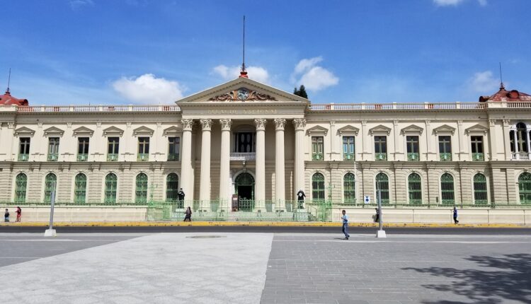 Mediante un esfuerzo conjunto del sector público y privado, El Salvador lanzó su primer grupo de minería bitcoin, llamado Lava Pool