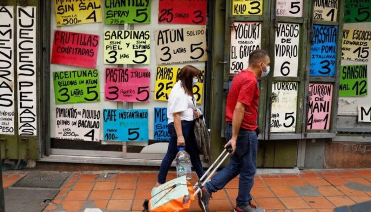 De acuerdo con datos del Observatorio Venezolano de Finanzas (OVF), la inflación en Venezuela alcanzó 6,7 % mensual, pero cayó a 362 % interanual, la cifra más baja del año