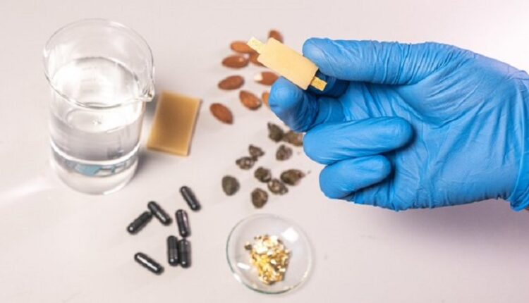 El Instituto Italiano de Tecnología dio a conocer su más reciente innovación: una batería comestible y recargable. Encapsulada en un tubo de cera de abejas, fue diseñada usando elementos digeribles extraídos de almendras, algas y alcaparras