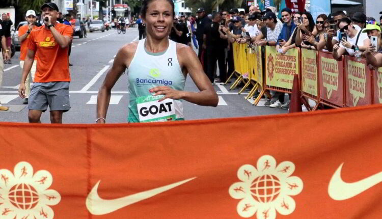 La joven nacida hace 29 años en el estado Carabobo salió cómodamente a encabezar el grupo de mujeres participantes para cruzar la meta en 34 minutos 45 segundos