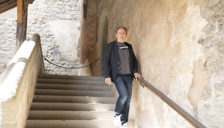 Investigadores consiguen que un paciente con Parkinson vuelva a caminar gracias a una neuroprótesis