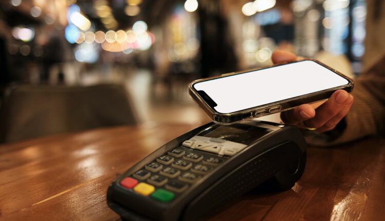 Aunque en Alemania un gran número de ciudadanos aún realiza muchos pagos en efectivo, la tendencia a utilizar el teléfono inteligente y relojes digitales va en aumento, según una encuesta reciente del instituto Forsa