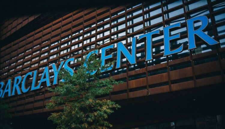 La entidad británica Barclays estaría estudiando deshacerse de unos 2.500 clientes menos rentables y despedir a unos 2.000 trabajadores como parte su una fuerte reestructuración