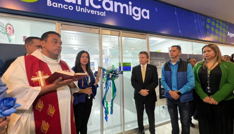 En la nueva oficina, situada en el centro comercial Rodeo Plaza, los clientes tendrán la posibilidad de abrir cuentas en bolívares y en divisas, entre ellas la CASH en pesos colombianos