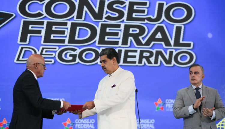 El presidente venezolano designó una comisión especial para abordar la situación alrededor del territorio que rodea a la nación