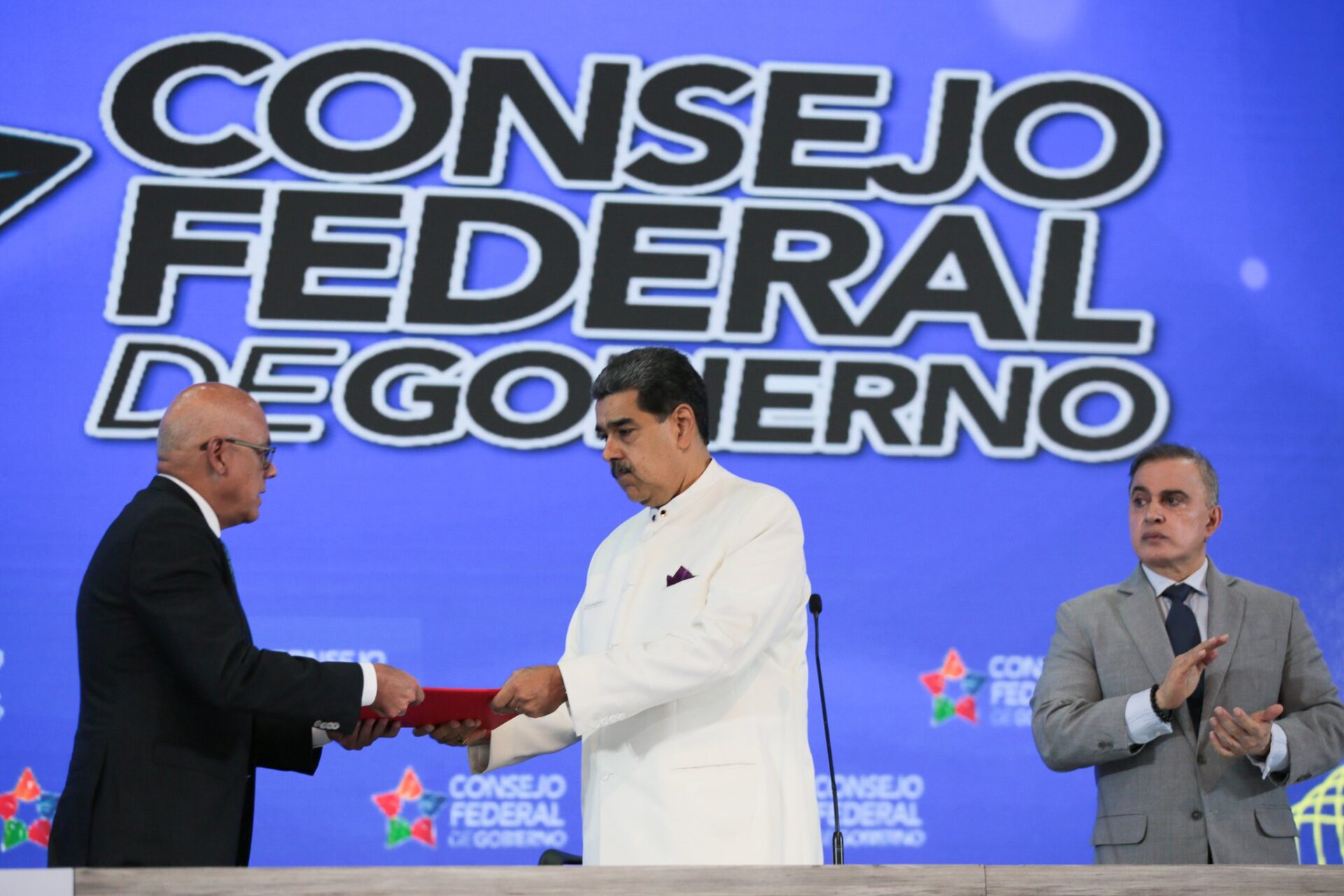 El presidente venezolano designó una comisión especial para abordar la situación alrededor del territorio que rodea a la nación