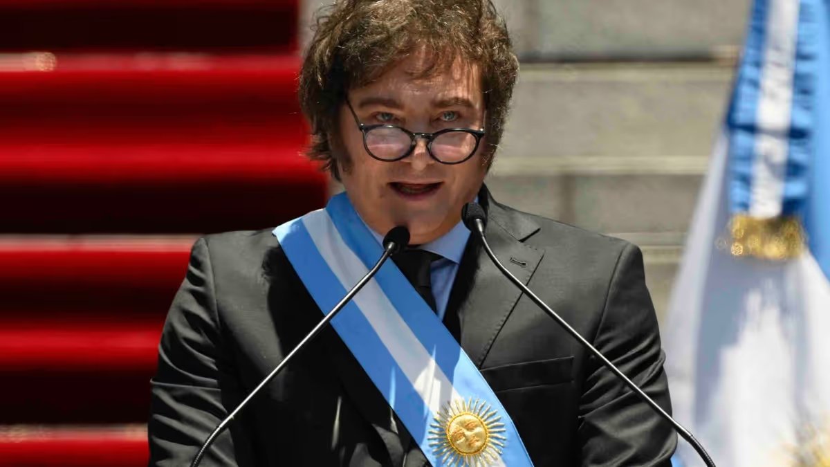 El gobierno de Javier Milei tomó la decisión de devaluar la moneda, advirtiendo el panorama que se viene para Argentina