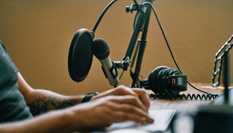 El gigante tecnológico anunció que seguiría invirtiendo en los pódcast, pero dentro de esta otra plataforma