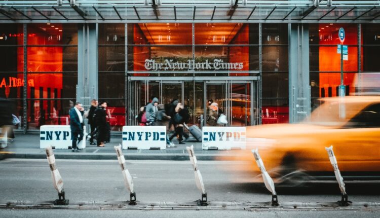 El periódico estadounidense emitió una demanda contra Microsoft por presunta violación de derechos de autor al utilizar artículos del Times para el entrenamiento de potentes modelos de Inteligencia Artificial (IA)