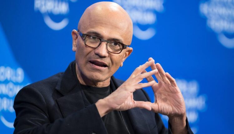 En sus declaraciones en Davos, el CEO de Microsoft enfatizó la importancia de las asociaciones para competir en el ámbito de la inteligencia artificial