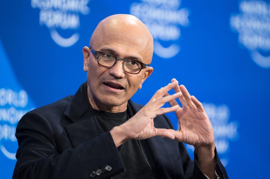 En sus declaraciones en Davos, el CEO de Microsoft enfatizó la importancia de las asociaciones para competir en el ámbito de la inteligencia artificial