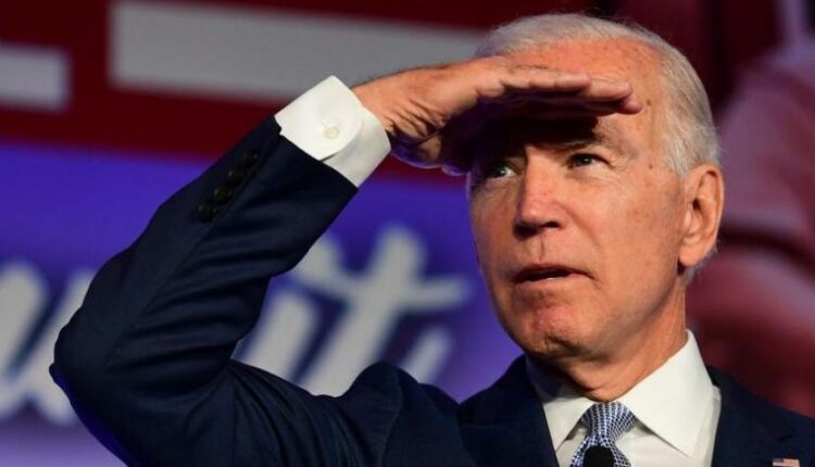 El presidente estadounidense, Joe Biden, presentó una propuesta para reducir significativamente las tasas por sobregiros que los bancos cobran a los consumidores, calificando estas tarifas actuales como una "explotación" hacia las familias más vulnerables del país