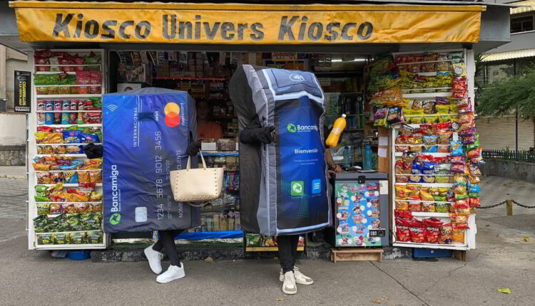 Bancamiga presenta una nueva campaña con un estilo creativo y novedoso que busca conectar con sus clientes de forma diferente y moderna. A partir del lunes 15 de enero conoceremos la historia que muestra las aventuras entre dos compañeros perfectos: el Punto de Venta y la Tarjeta de Débito Bancamiga