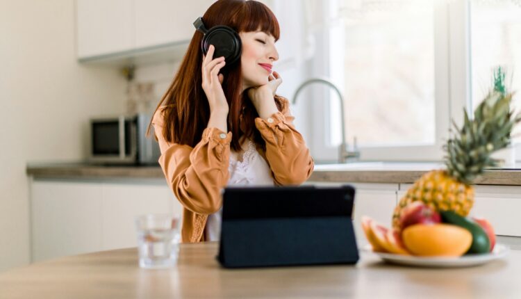 Apple anunció recientemente su plan de incrementar hasta un 10% los beneficios para artistas que publiquen su contenido con audio espacial en Apple Music