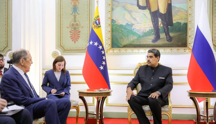 El presidente de Venezuela, Nicolás Maduro recibió este martes al canciller ruso Serguéi Lavrov. En el encuentro analizaron asuntos de cooperación estratégica entre ambos gobiernos