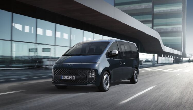 Su motor es robusto, con 3.5 Litros, capaz de generar 268 hp de potencia; viene en tres versiones, entre ellas la Van de carga