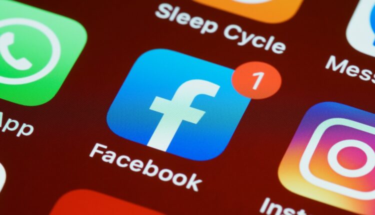 Son múltiples los altibajos por los que ha pasado la red social Facebook desde su lanzamiento hace 20 años. Lo innegable es su aporte a una nueva era digital en las comunicaciones, intercambio de datos y consumo de información
