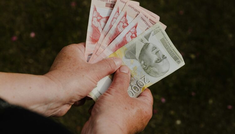 El gobierno de Kosovo anunció un plazo de un mes para la transición que implica la eliminación del dinar serbio como medio de pago al norte del país