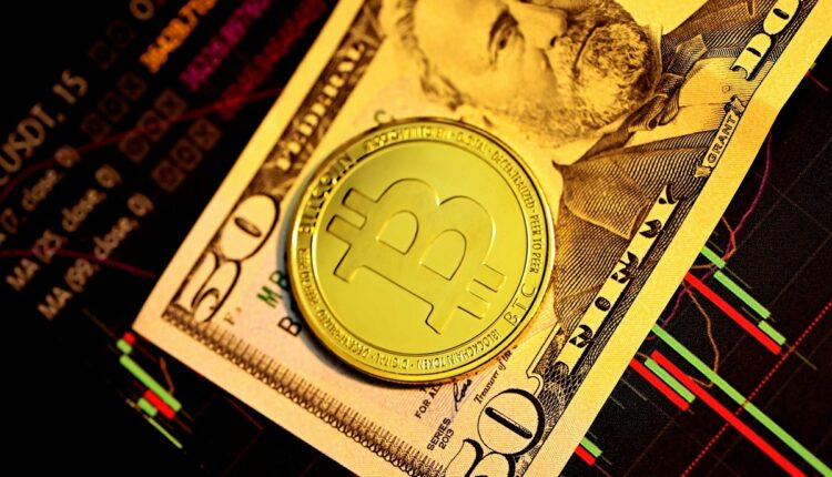 En 2021 Donald Trump calificó al bitcoin como estafa. En una entrevista concedida a Fox News parece estar más abierto ahora a las criptomonedas. Se especula que puede ser una táctica para captar votantes