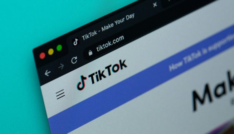 La falta de continuidad en la colaboración entre Universal Music Group (UMG) y TikTok resultó en la retirada de más canciones de la red social de video