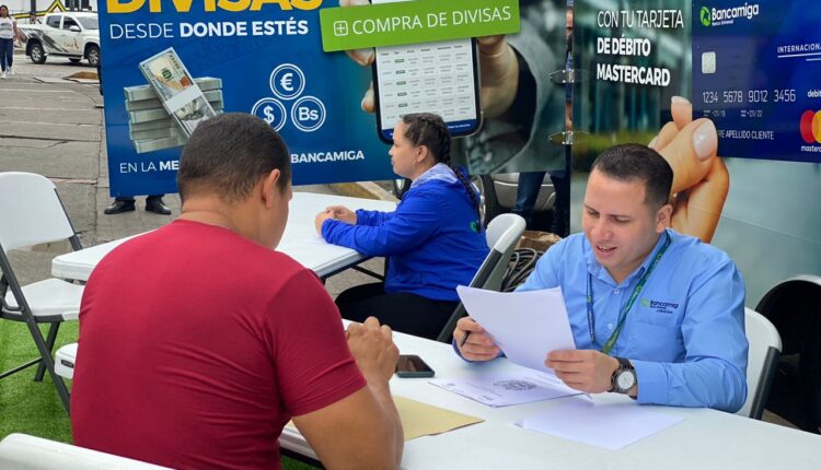 Durante este lapso ha marcado el ritmo del sistema bancario con productos y servicios como el Pago Móvil Interbancario, los puntos de venta con tecnología contactless y la Tarjeta de Débito Bancamiga, que permite hacer compras en bolívares y en divisas